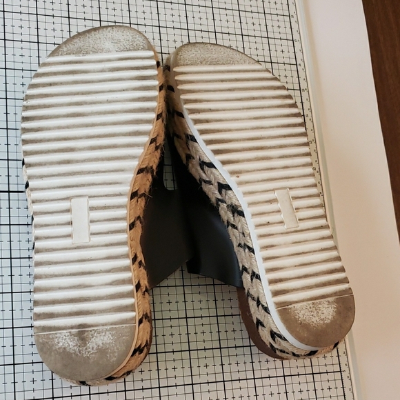 True Craft Black and Cream Sandals 7.5 - Picture 4 of 4